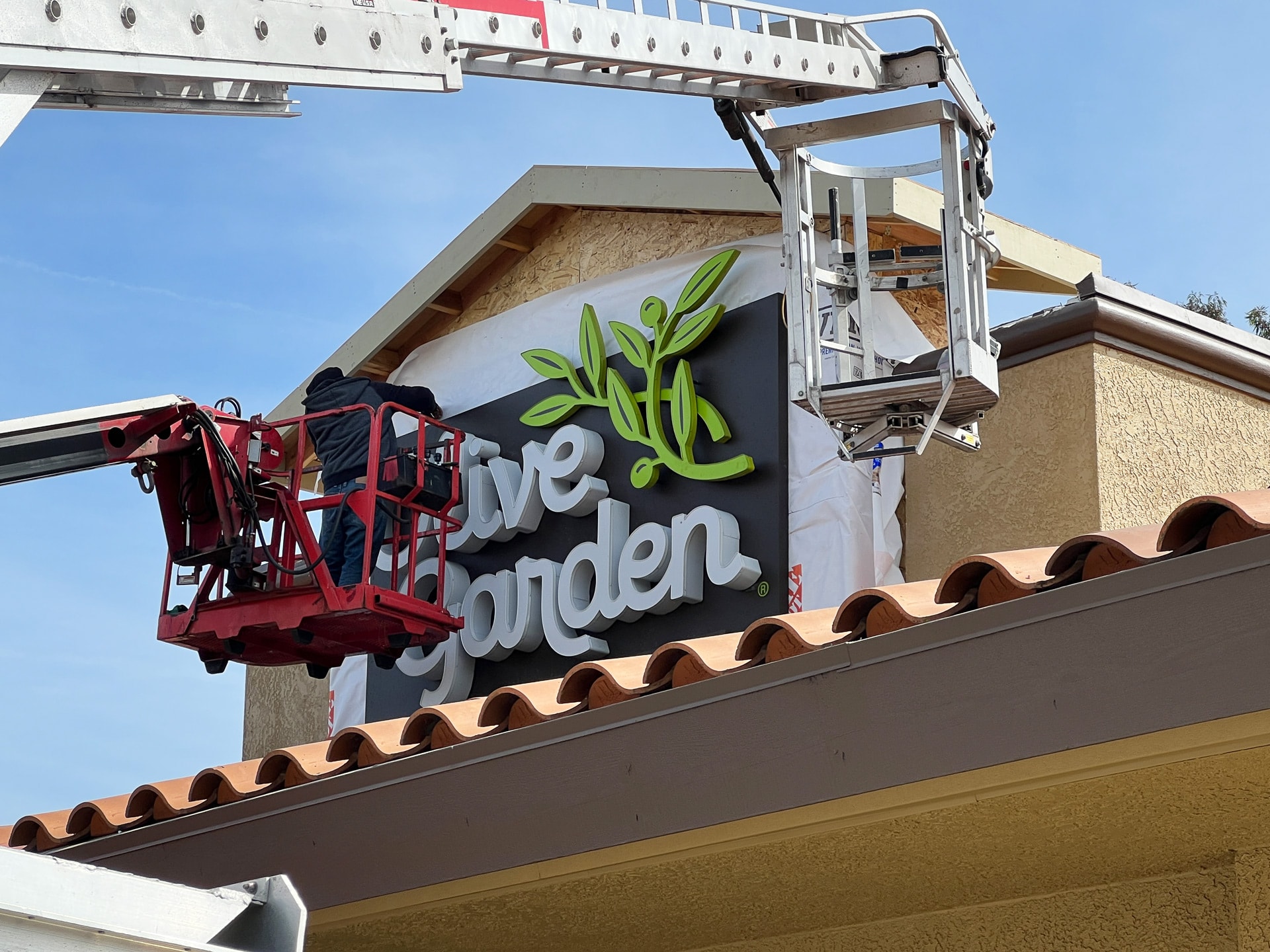 Channel letter sign installation for Olive Garden in Santa Maria, California by Dave's Signs. 