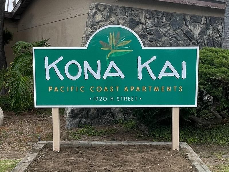 Kona Kai Pacific Coast Apartments post and panel sign in Oxnard, California uses MDO for the panel.